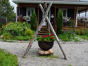 Chaudron en fonte décoratif avec fleurs - Construire un support pour chaudron en fonte au jardin