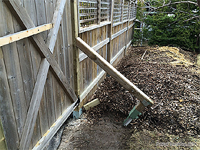 Idée de pieu pour solidifier une clôture de jardin en bois
