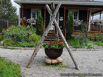 Installer un Chaudron en fonte suspendu au Jardin - Marmite en fonte - Remplir un chaudron en fonte avec des fleurs