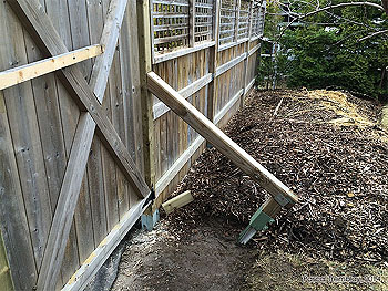 Ancer les poteaux d'une clôture en bois solidement - Solidifier une clôture en bois